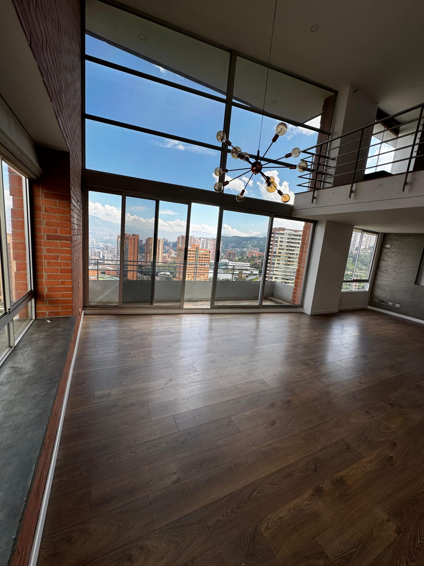 Two-Level Apartment with Double-Height Ceilings in El Tesoro, El Poblado — imagen 4