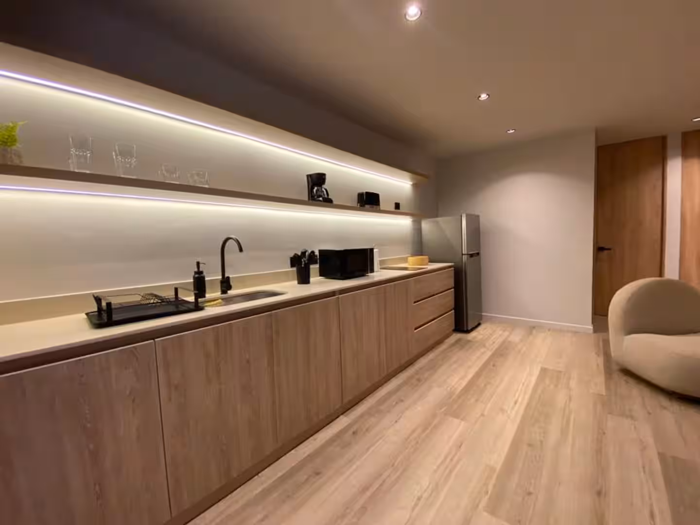 Prime Provenza Two-Bedroom Apartment Available for Short-Term Rental — imagen 4