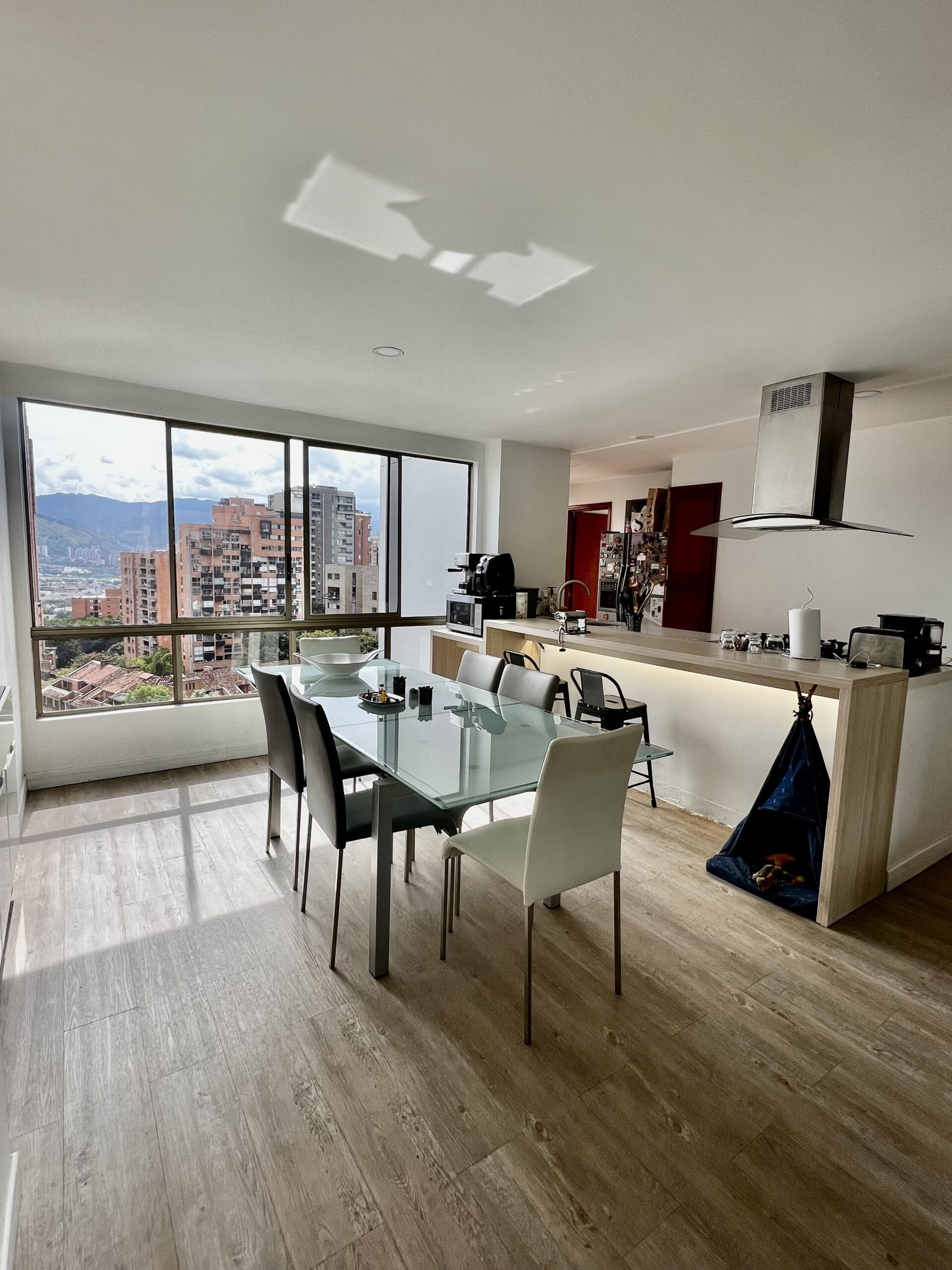 High Level 2 Bedrooms Unit Located In Top Best Streets in Town — imagen 1