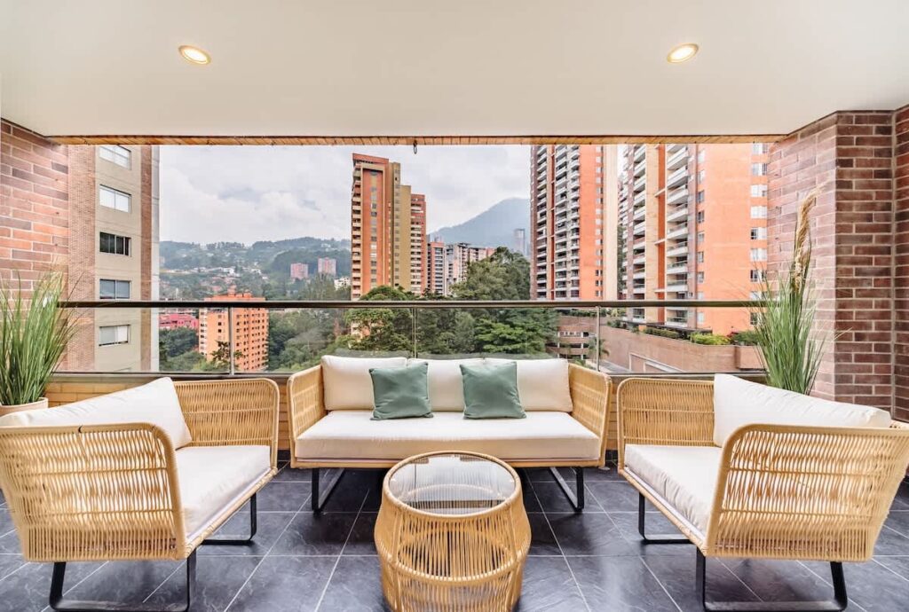 Balcón amoblado con vista a Medellín