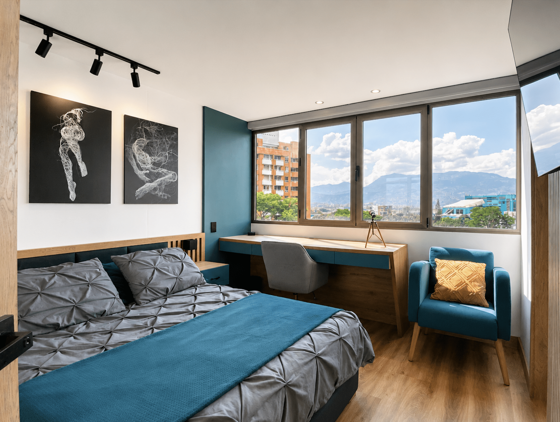 Habitación con escritorio integrado y vista a la ciudad