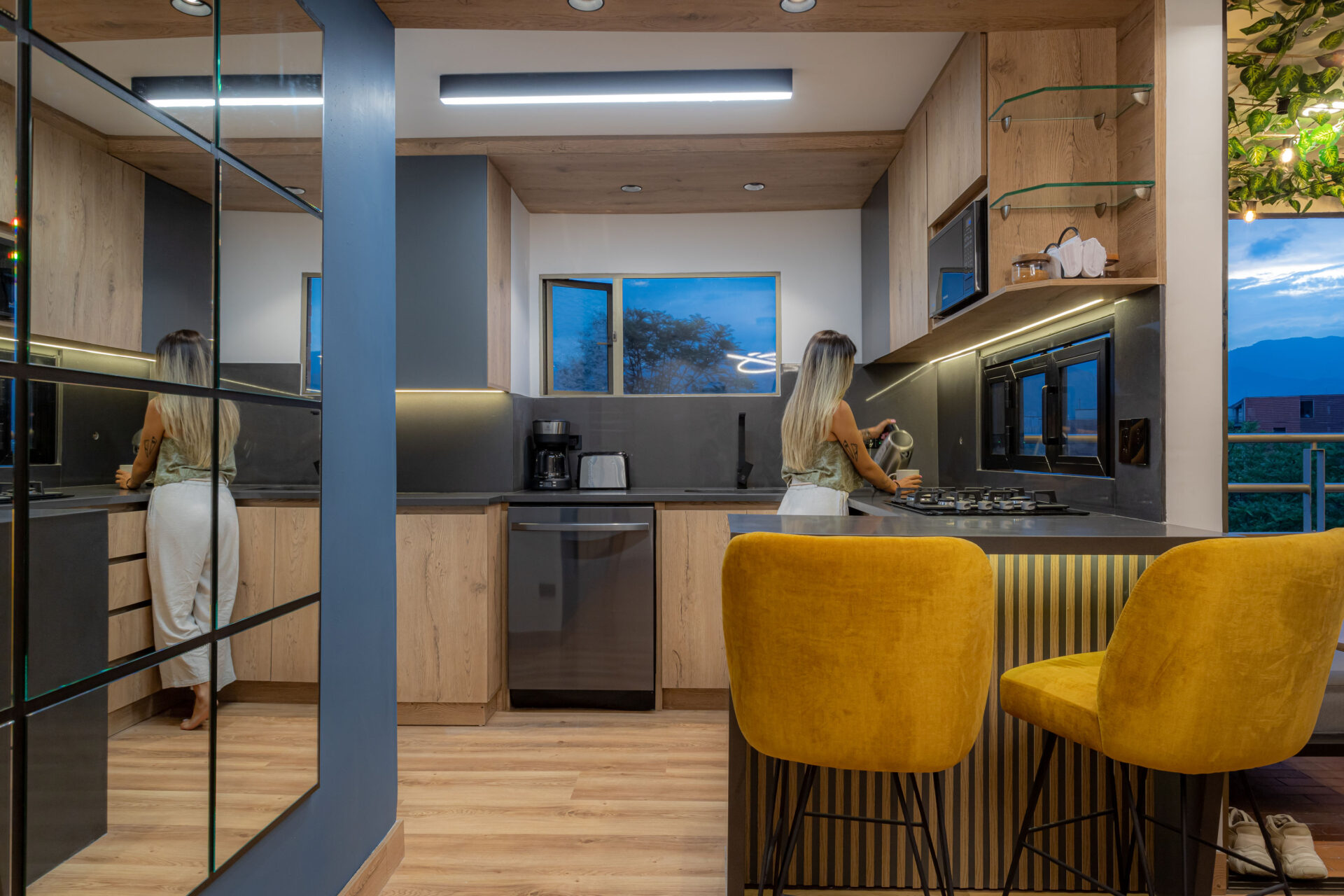 Cocina moderna equipada con gabinetes en madera